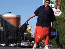 Человек с гигантской мошонкой ищет миллион на операцию