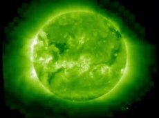 Космический аппарат заснял группу НЛО вокруг Солнца