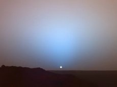 Марсоход Curiosity заснял видео заката Солнца на Марсе