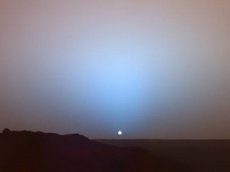 Марсоход Curiosity заснял видео заката Солнца на Марсе