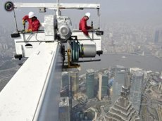 На 69 этаже Всемирного торгового центра застряли два мойщика окон