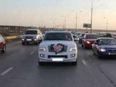 Мотоциклист едва не влетел в свадебный кортеж после ДТП