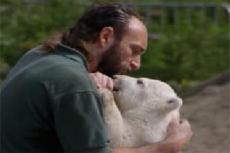 Опекун знаменитого белого медведя Кнута найдет мертвым