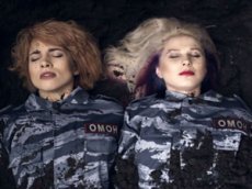 Pussy Riot похоронили заживо в клипе о полицейском произволе