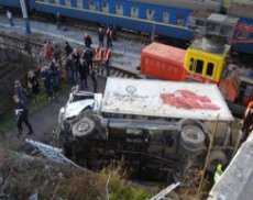 В Севастополе грузовик упал с моста