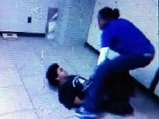 В США школьную учительницу уволили за драку с учеником