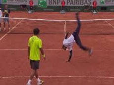 Сумасшедший удар в падении на Roland Garros