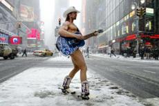 "Голый Ковбой" требует 100 млн долларов от производителя шоколадного драже