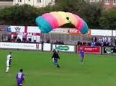 В Англии прервали футбольный матч из-за парашютиста