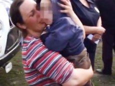 Мать расплакалась от счастья, увидев пропавшего двухлетнего сына