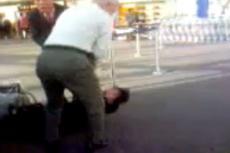 Истерика в аэропорту Гонконга стала хитом