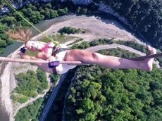 Россиянка сделала шпагат вниз головой на обруче над 26-метровой пропастью