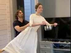 Жена Погребняка показала, как ходит по дому с сыном на плечах