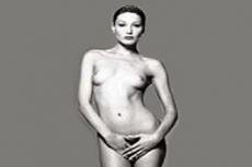 Карла Бруни предстала перед англичанами "ню"