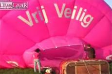 В небесах Амстердама воспарил 38-метровый презерватив