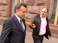 Киевский чиновник отобрал микрофон у журналиста и выбросил его в урну