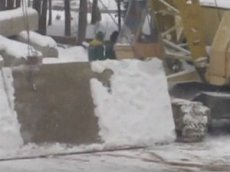 В Челябинске сняли на видео уборку снега строительным краном