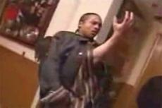 Крис Энджел насквозь пронзил человека