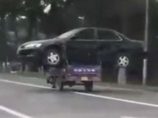 Китаец «прокатил» свой автомобиль на мотоцикле
