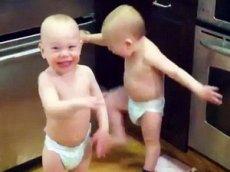 Видео с младенцами-близнецами стало хитом на YouTube
