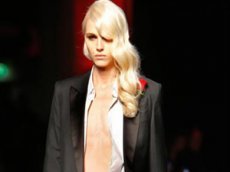 Мужчина рекламирует … женское белье!