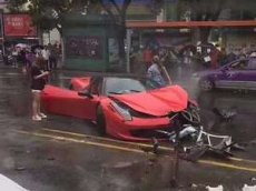 Девушка разбила Ferrari на выезде из автосалона