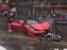 Девушка разбила Ferrari на выезде из автосалона