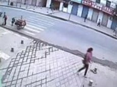 В Китае девушка провалилась под асфальт