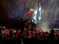 Вокалист Green Day позволил фанату с российским флагом спеть припев