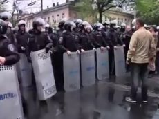 В Сети появилось видео бегства одесских милиционеров при штурме горУВД