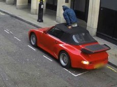 Горе-угонщик повредил уникальный спортивный автомобиль