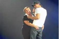 Энрике Иглесиас осчастливил женщину прямо на сцене