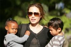 Анджелина Джоли носит своих детей на руках