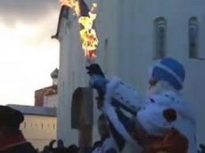 Олимпийский факел вспыхнул в руках у Деда Мороза