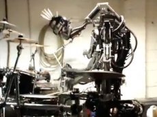 Выступление рок-группы роботов стало хитом интернета