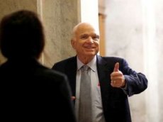 Маккейн вернулся в Сенат после операции на мозге
