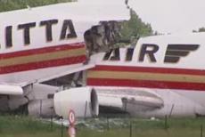 В аэропорту Брюсселя при взлете разломился грузовой "Боинг-747"