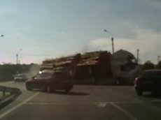 В Одессе перевернулся грузовик с бревнами