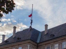 Над резиденцией президента Чехии подняли красные трусы