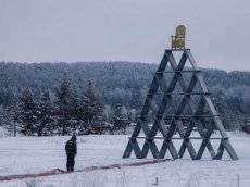 Уральский художник построил "Стабильность"