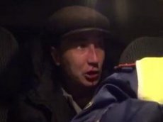 Пьяный водитель избил себя в полицейской машине