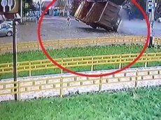 Наезд грузовика на школьницу под Уфой попал на видео