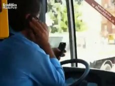 Водителя застукали за рулем автобуса с двумя телефонами