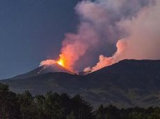 Извержение вулкана Этна в Сицилии