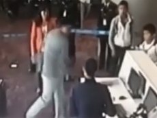 Чиновник опоздал на самолет и в ярости разнес стойку