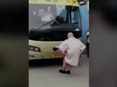 Мастер кунг-фу сдвинул своим пенисом 18-тонный автобус