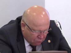 Губернатор уснул на заседании Госдумы