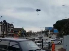 В Сочи парашютист приземлился на проезжую часть