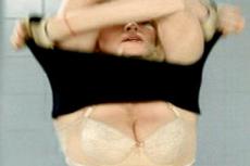 Мадонна разделась в своем новом клипе
