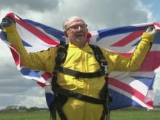 Ветеран совершил затяжной прыжок с парашютом в 101 год